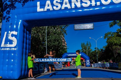Albert Ruz y Marta Mitjans a los 5 km, y Anas Bakhat y Carmen Martin a los 10 km han sido los ganadores de la 33a Carrera de la Llagosta
