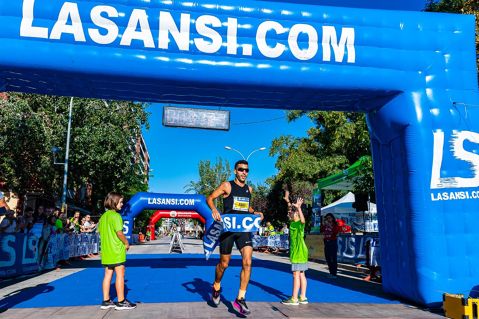 Albert Ruz y Marta Mitjans a los 5 km, y Anas Bakhat y Carmen Martin a los 10 km han sido los ganadores de la 33a Carrera de la Llagosta